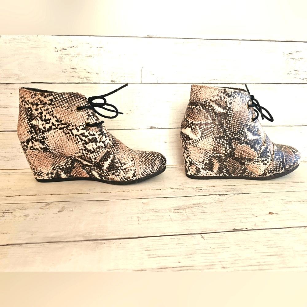 Pierre Dumas Faux Leather Snakeprint Wedge Lace up Sneakers Cream & Black - Picture 5 of 10